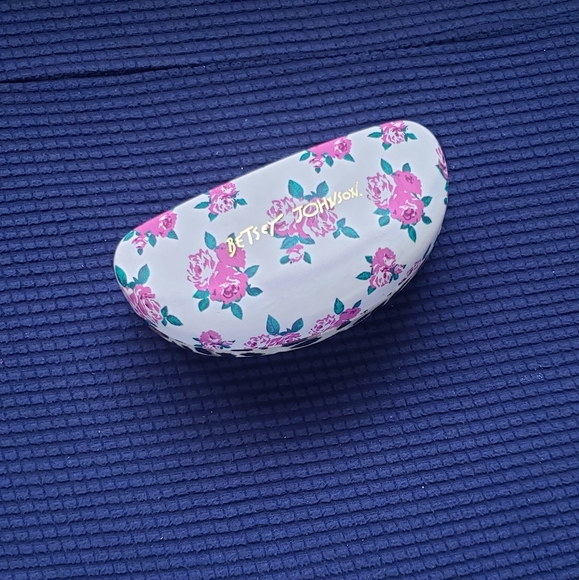 Betsey Johnson  clamshell - Picture 2 of 5